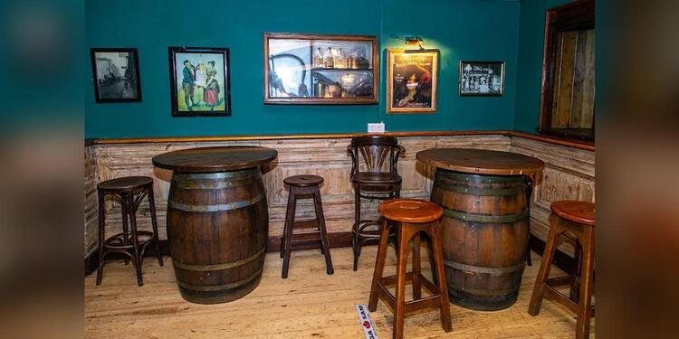 Bull McCabe's Irish Bar, bar