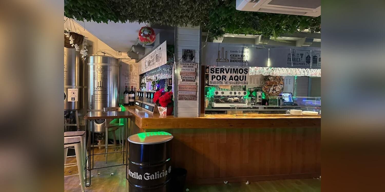 Black and White Cervecería, bar