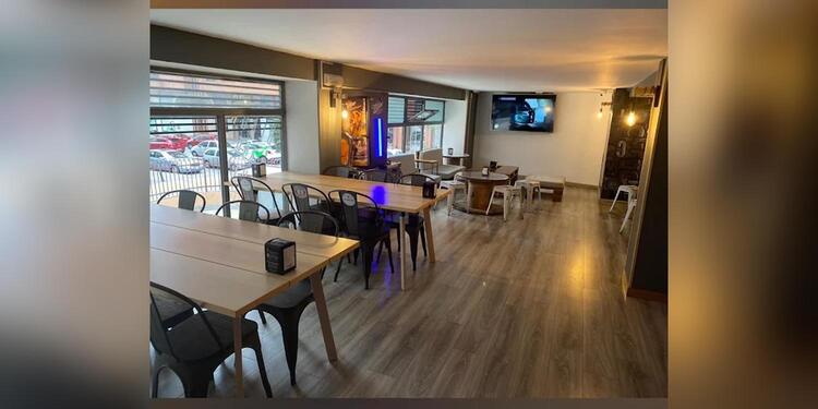 Black and White Cervecería, bar