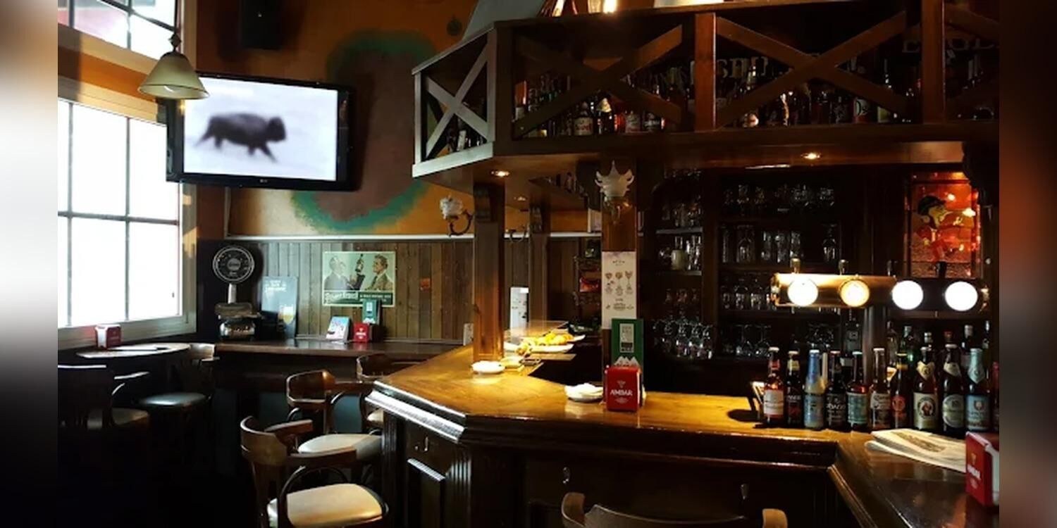 Flannagan's Irish Tavern, bar
