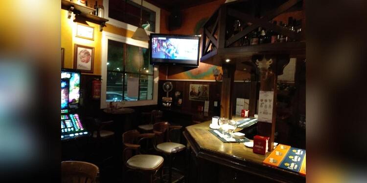 Flannagan's Irish Tavern, bar