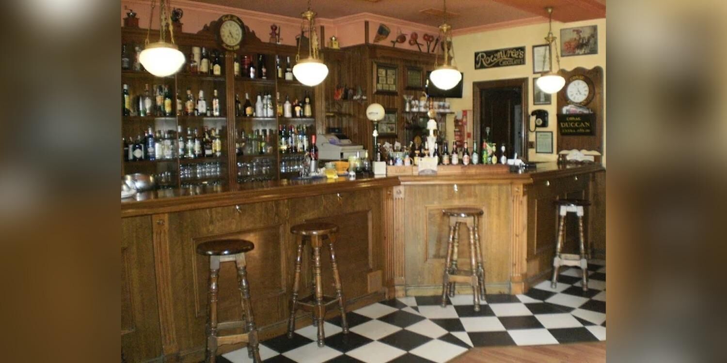 New Café Rasé, bar