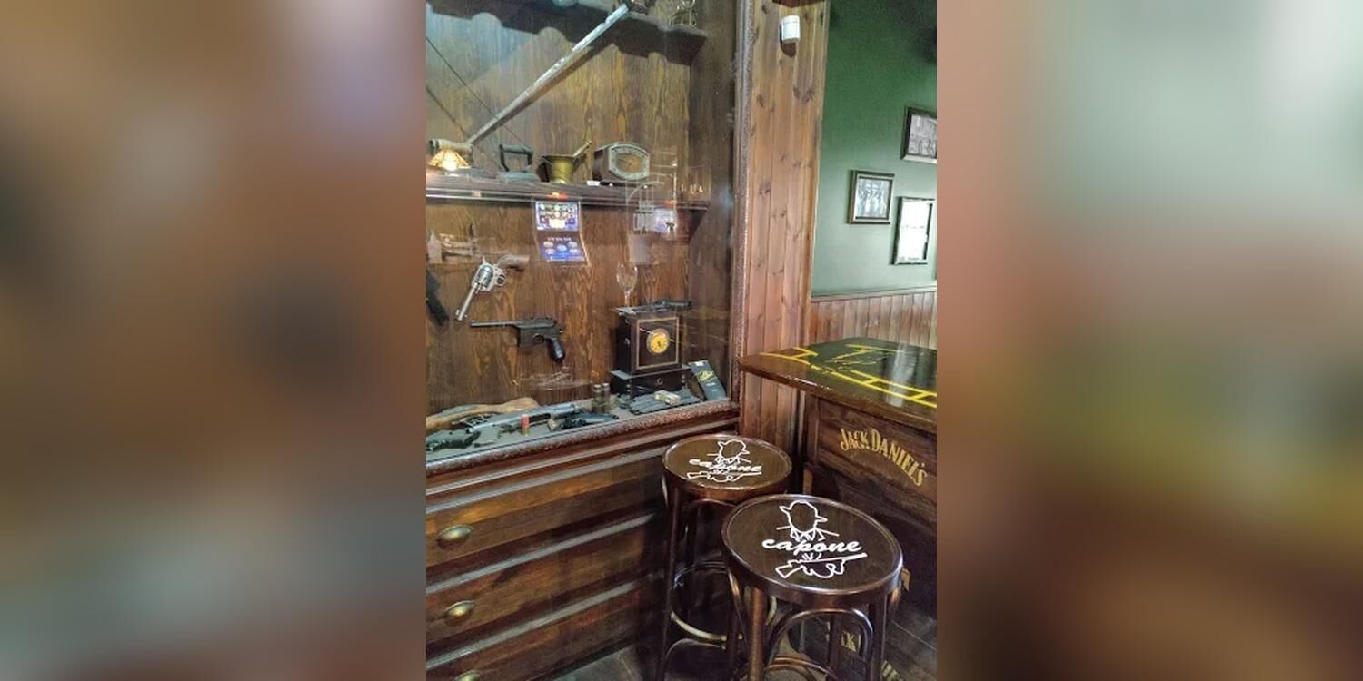 Cafe Capone Tavern, bar