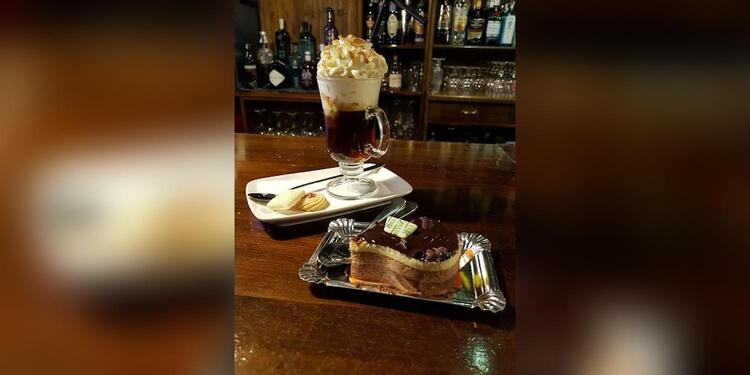 Cafe Capone Tavern, bar