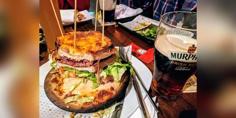 Gallagher Irish Tavern, bar