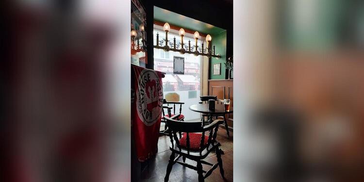 The Black Horse, bar