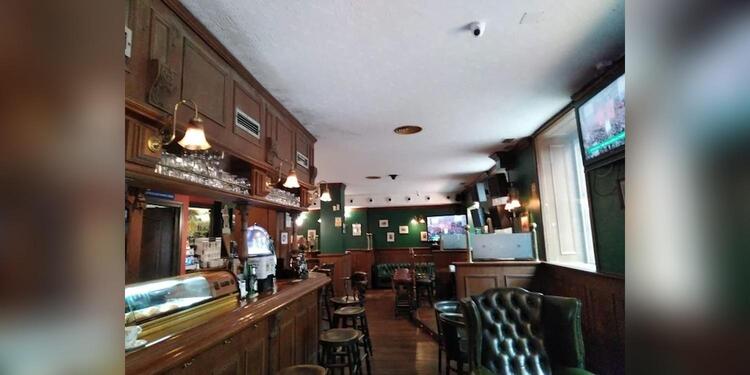 The Black Horse, bar