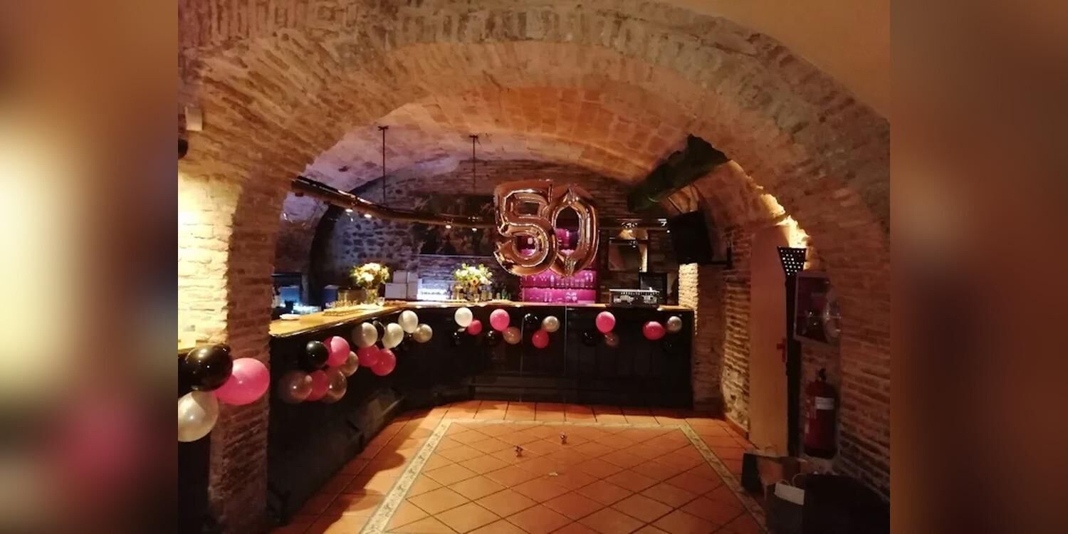 The Garden Of Temple, bar