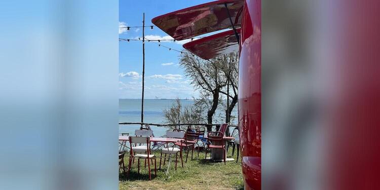 Garden's Folies, bar