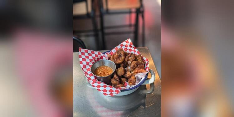 Trash Talk - Food & Booze, bar