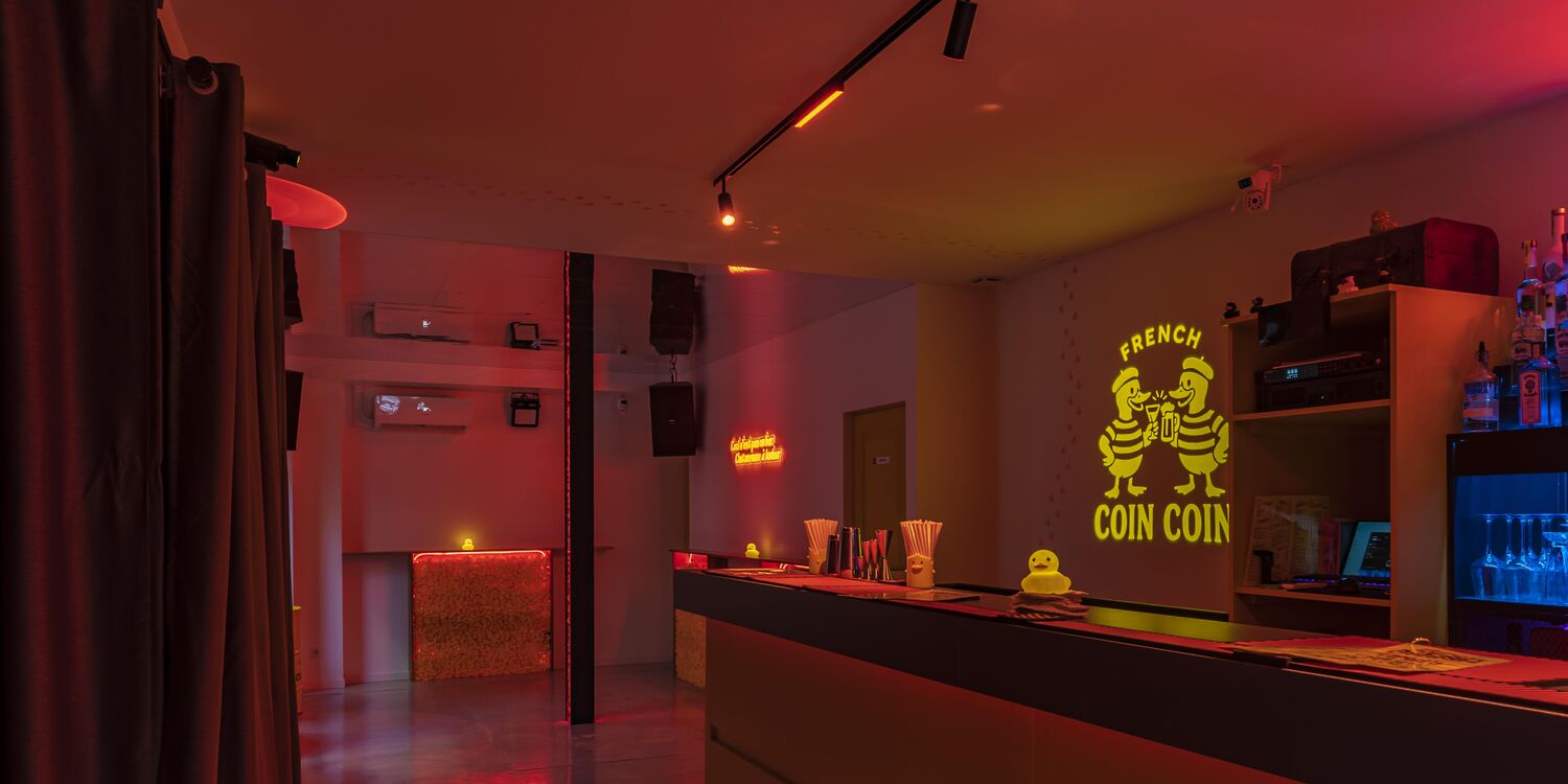 French Coin Coin, bar