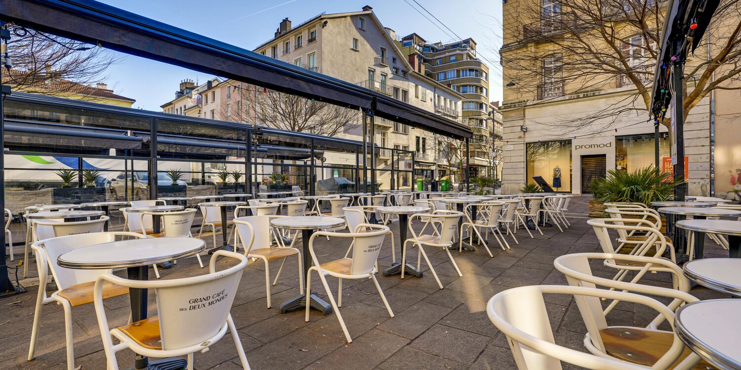 Le Grand Café Des Deux Mondes, bar