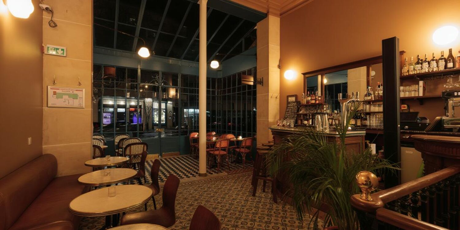 French Riviera Republique, bar