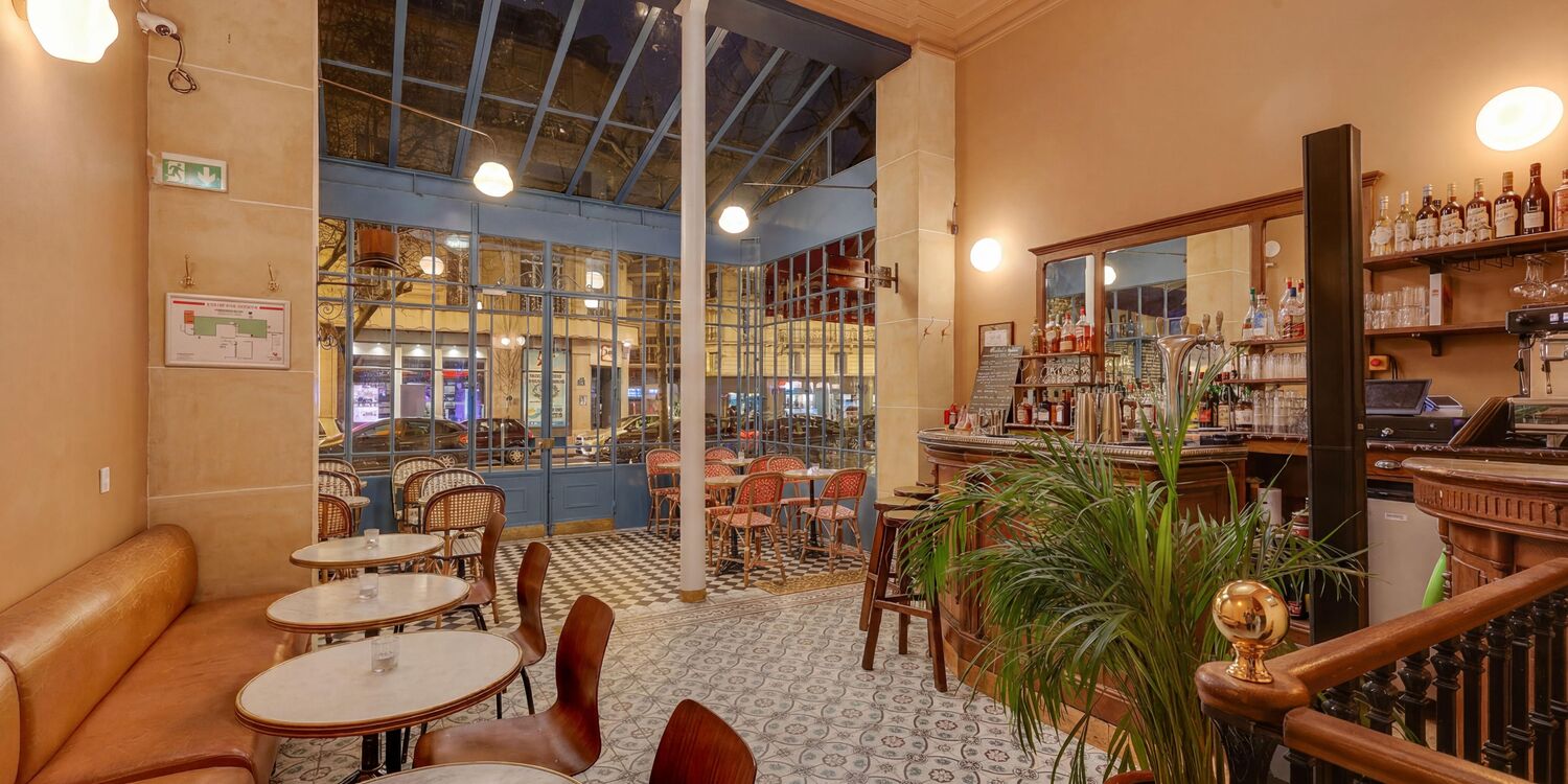 French Riviera Republique, bar