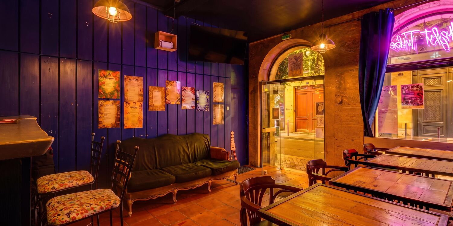 Night tribe, bar