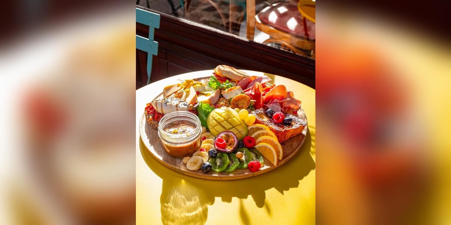 Revers Café, restaurant