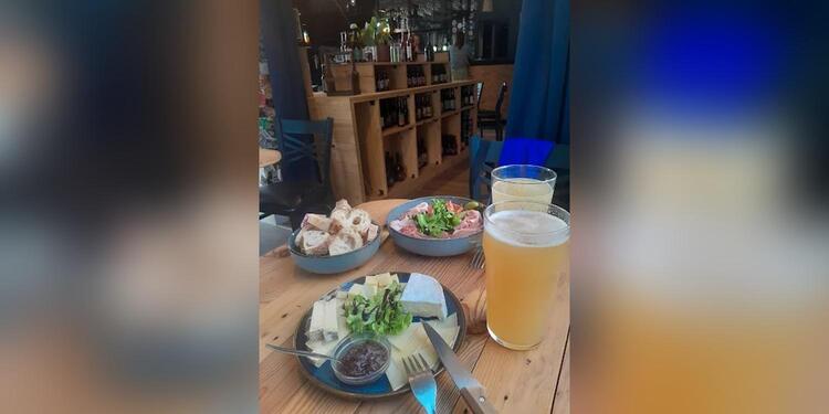 Le bon prétexte, bar