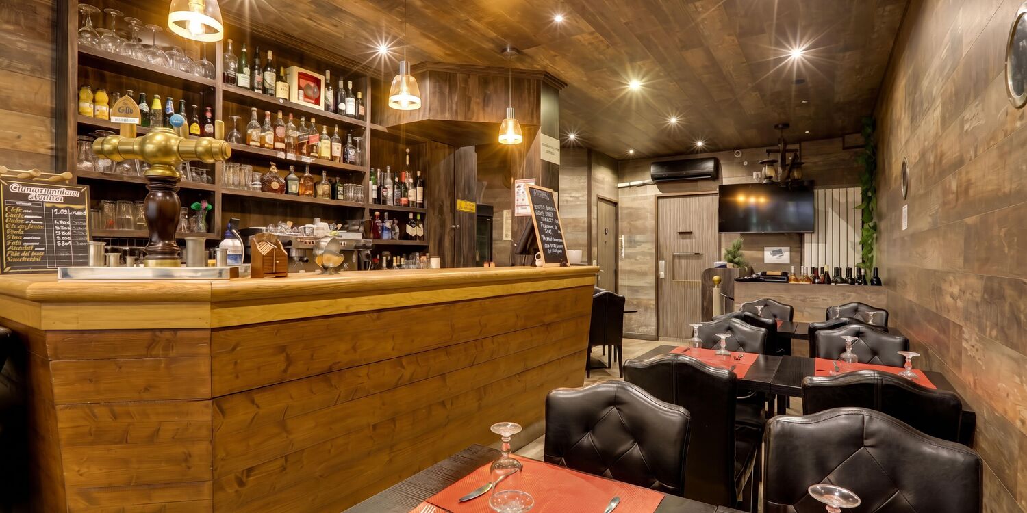Deck 13, bar
