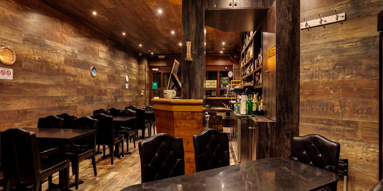 Deck 13, bar