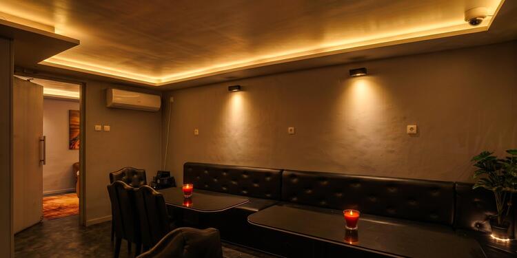Deck 13, bar