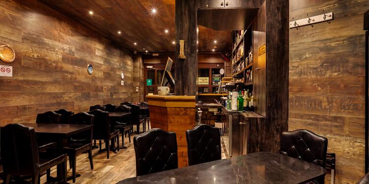 Deck 13, bar