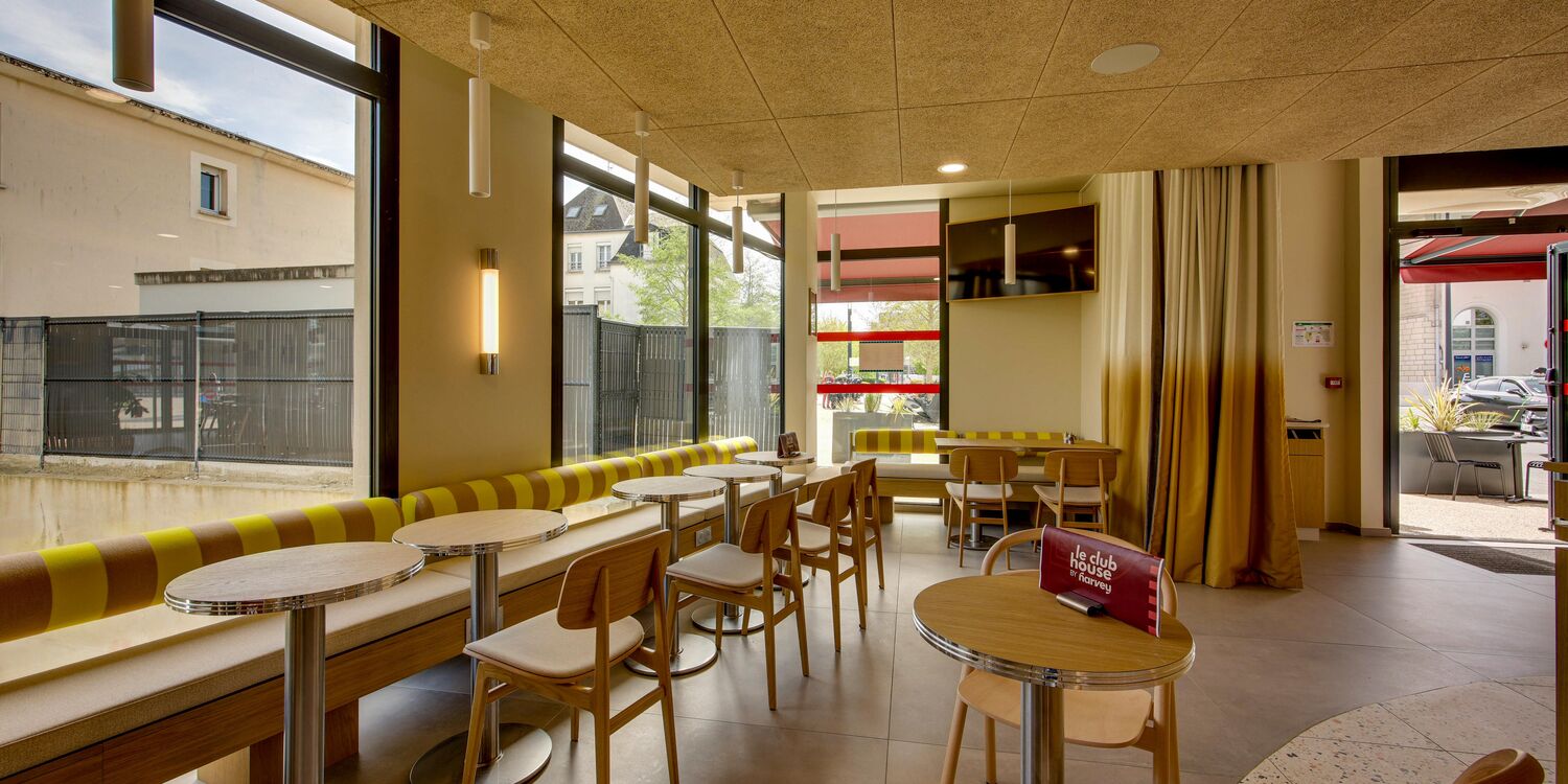 Club House - Harvey Chartres, bar