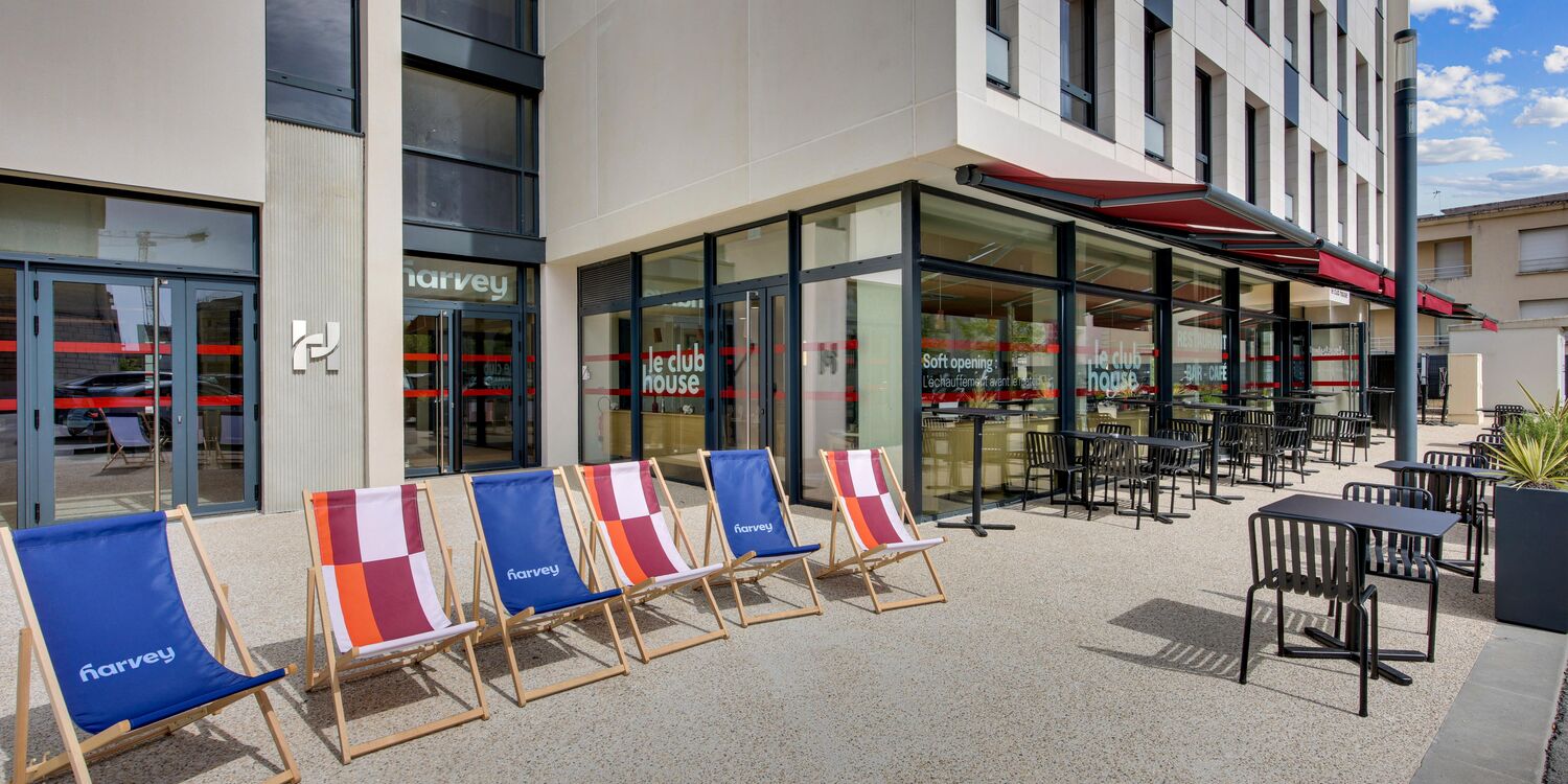 Club House - Harvey Chartres, bar