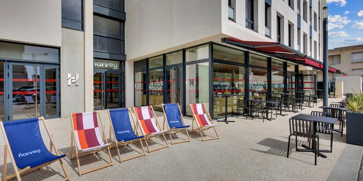 Club House - Harvey Chartres, bar
