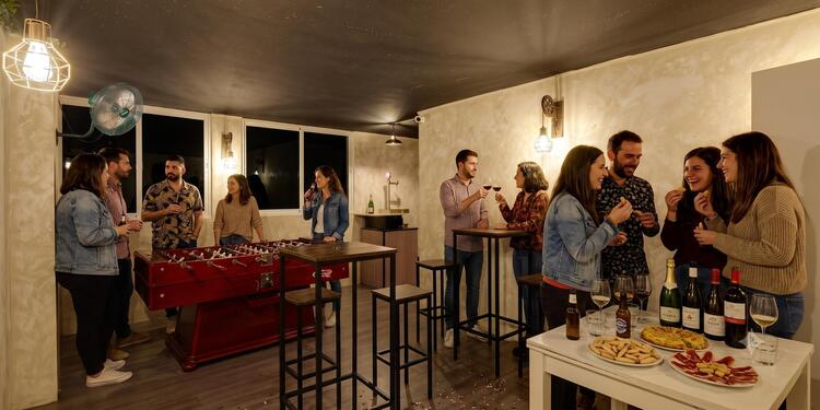 Hidden District, bar