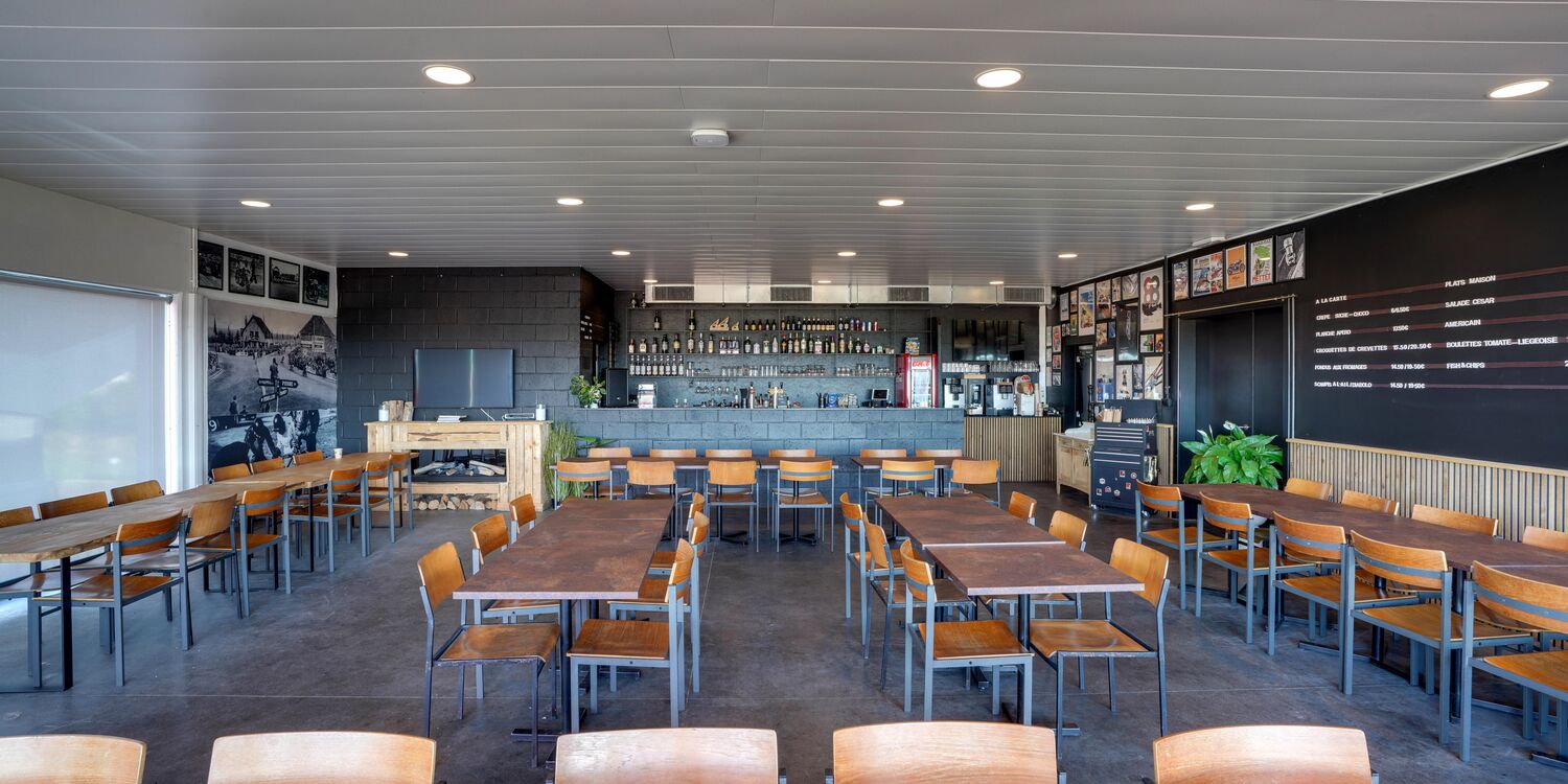 La Piste Bistro, bar