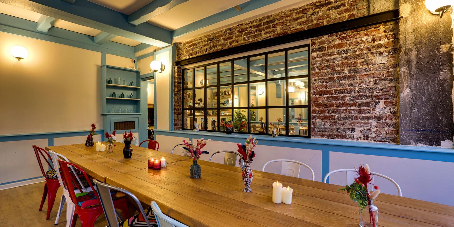 The Bench Café, bar