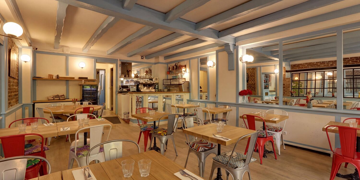 The Bench Café, bar