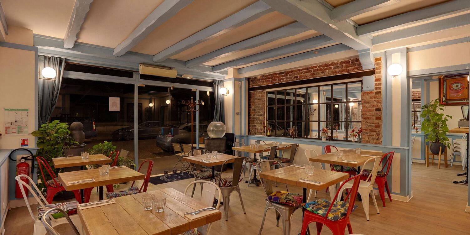 The Bench Café, bar