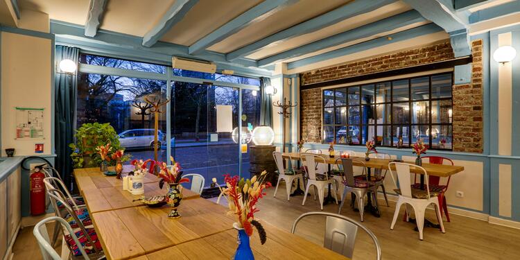 The Bench Café, bar