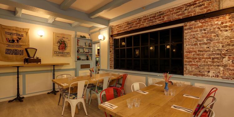 The Bench Café, bar