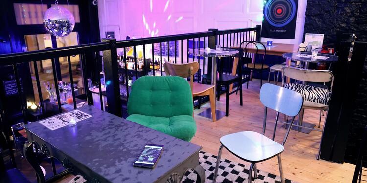 Blue Monday, bar