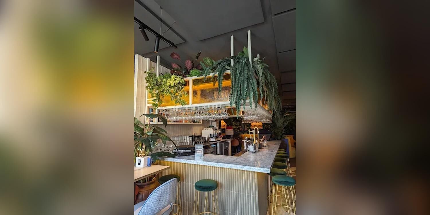 V Modern Italian, bar