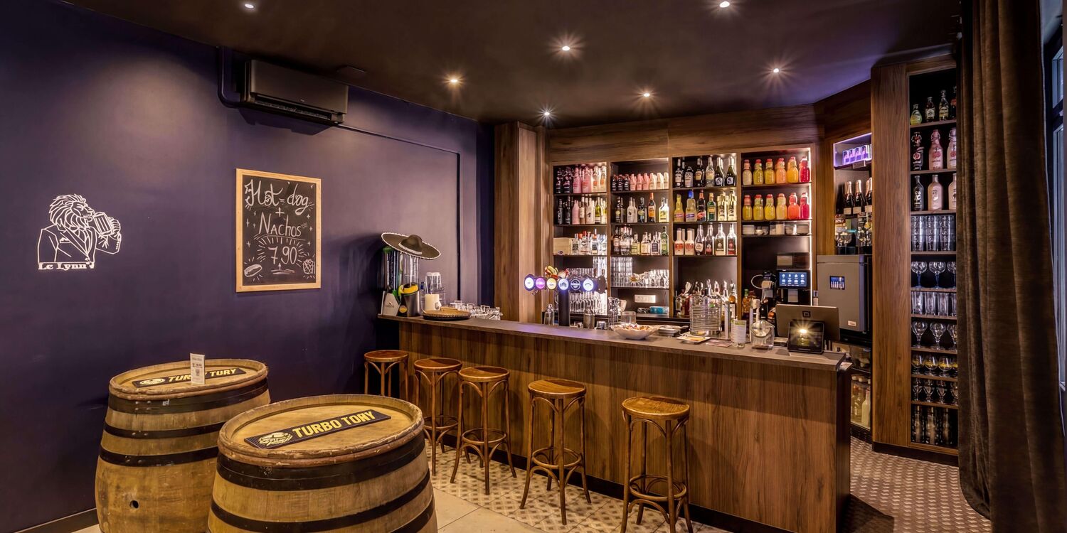 Le LYON'S, bar