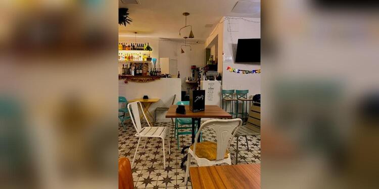 Julian's Coffee Bar, bar