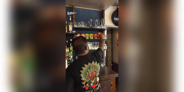 Sixes Café, bar