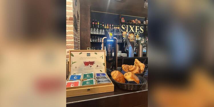 Sixes Café, bar