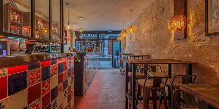 Hoguera, bar