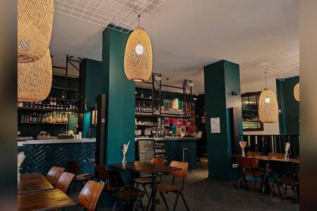 The Wrong Side, Restaurant Paris  #0