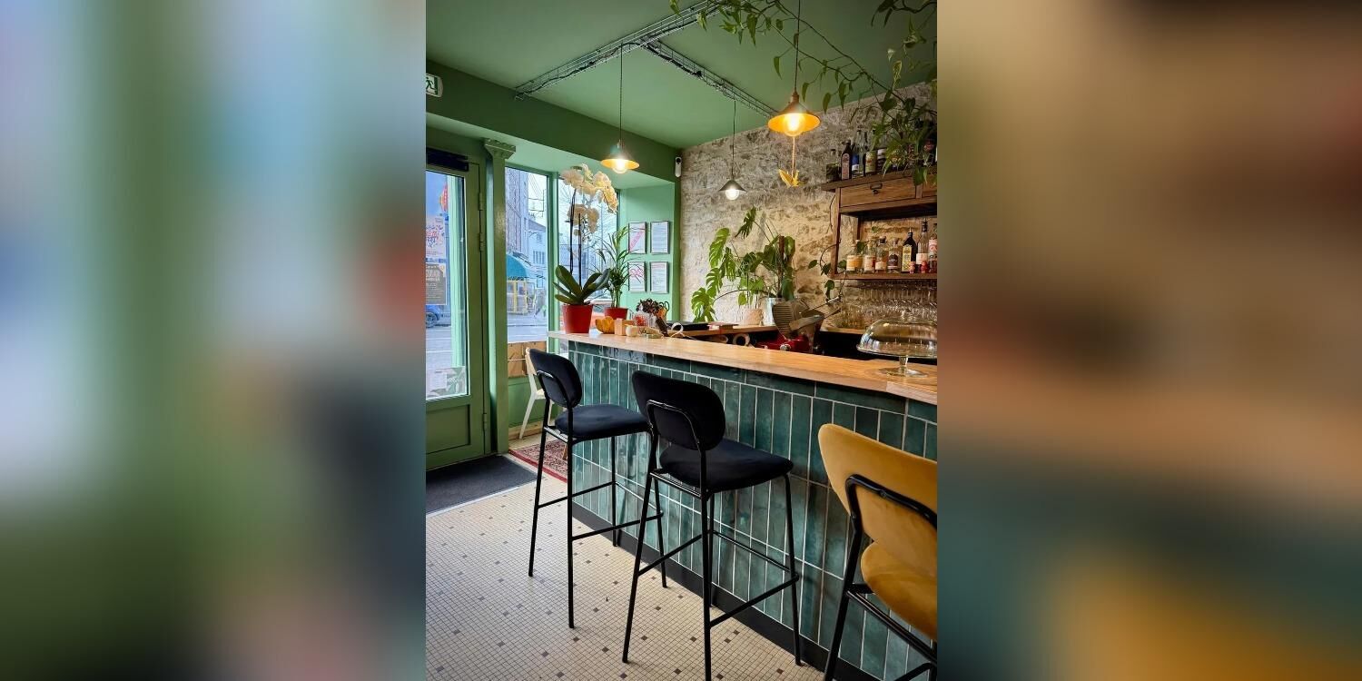 Juste à côté, bar