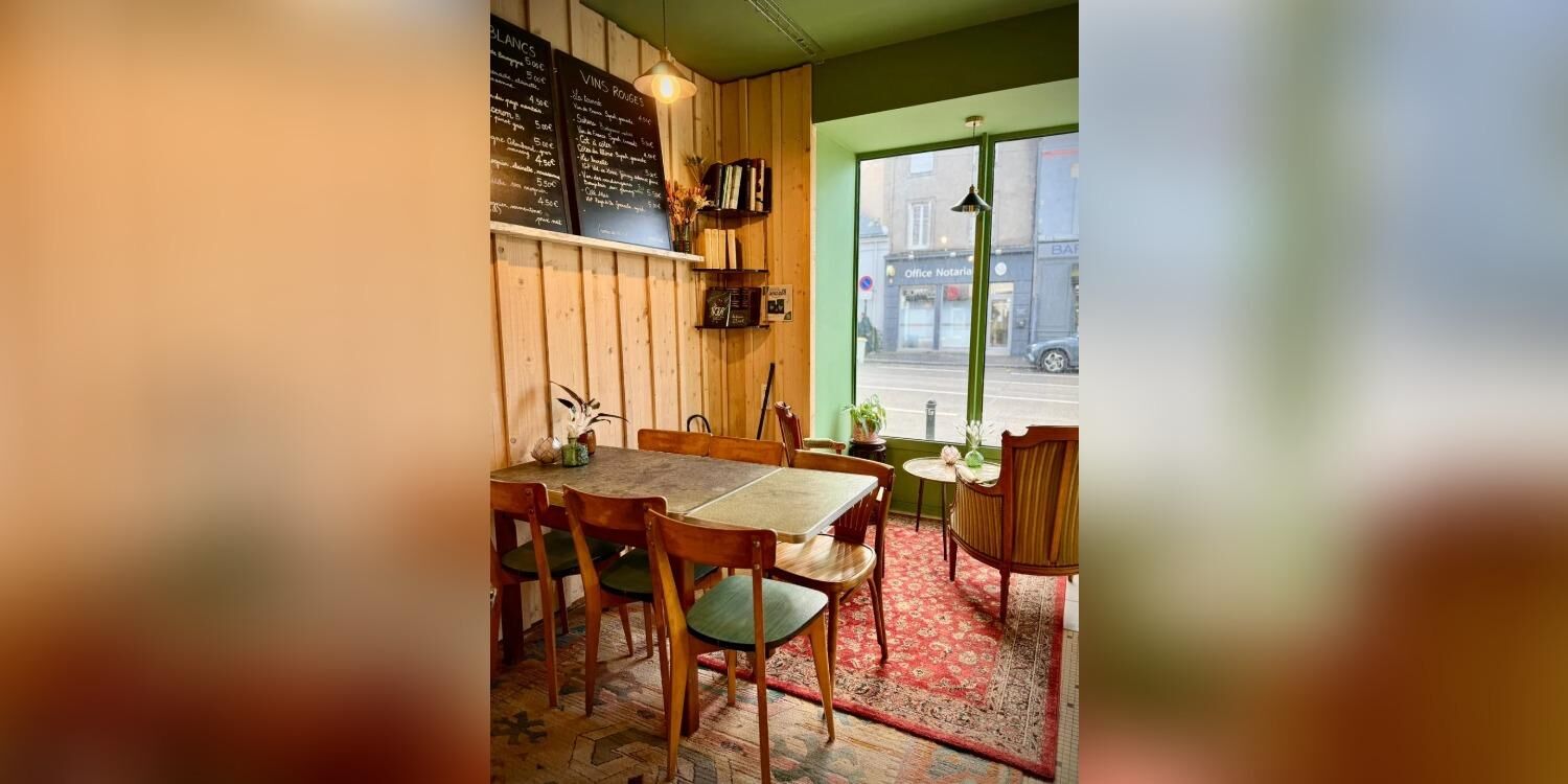 Juste à côté, bar