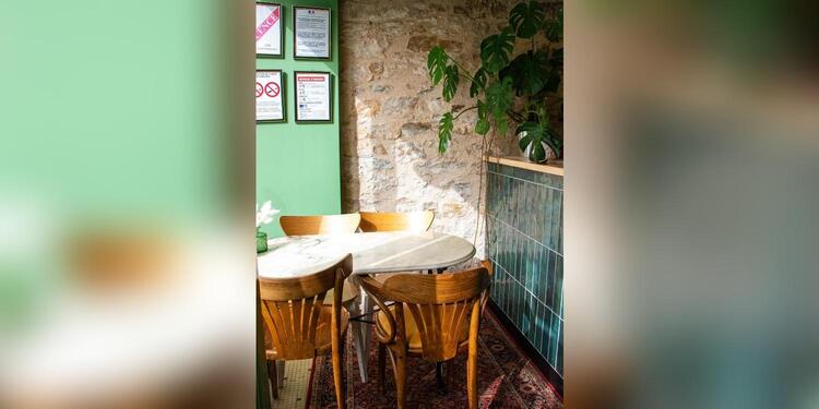 Juste à côté, bar