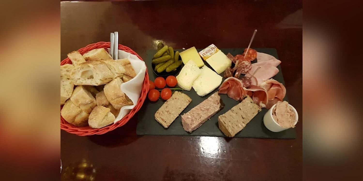 Le Trois Six, bar