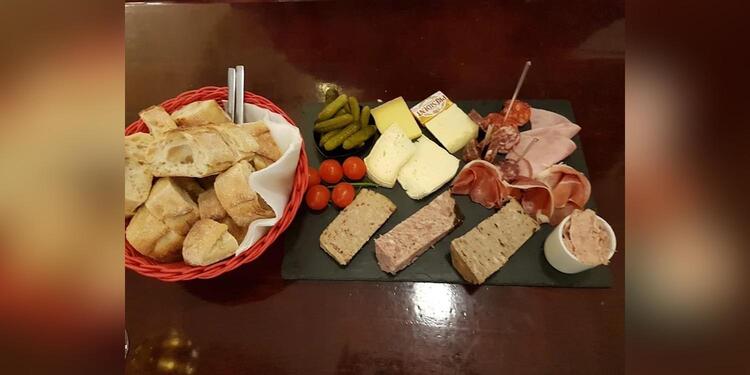 Le Trois Six, bar