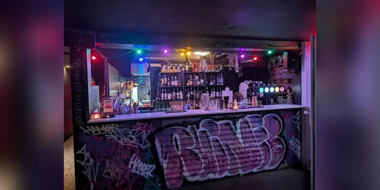 Ruines, bar