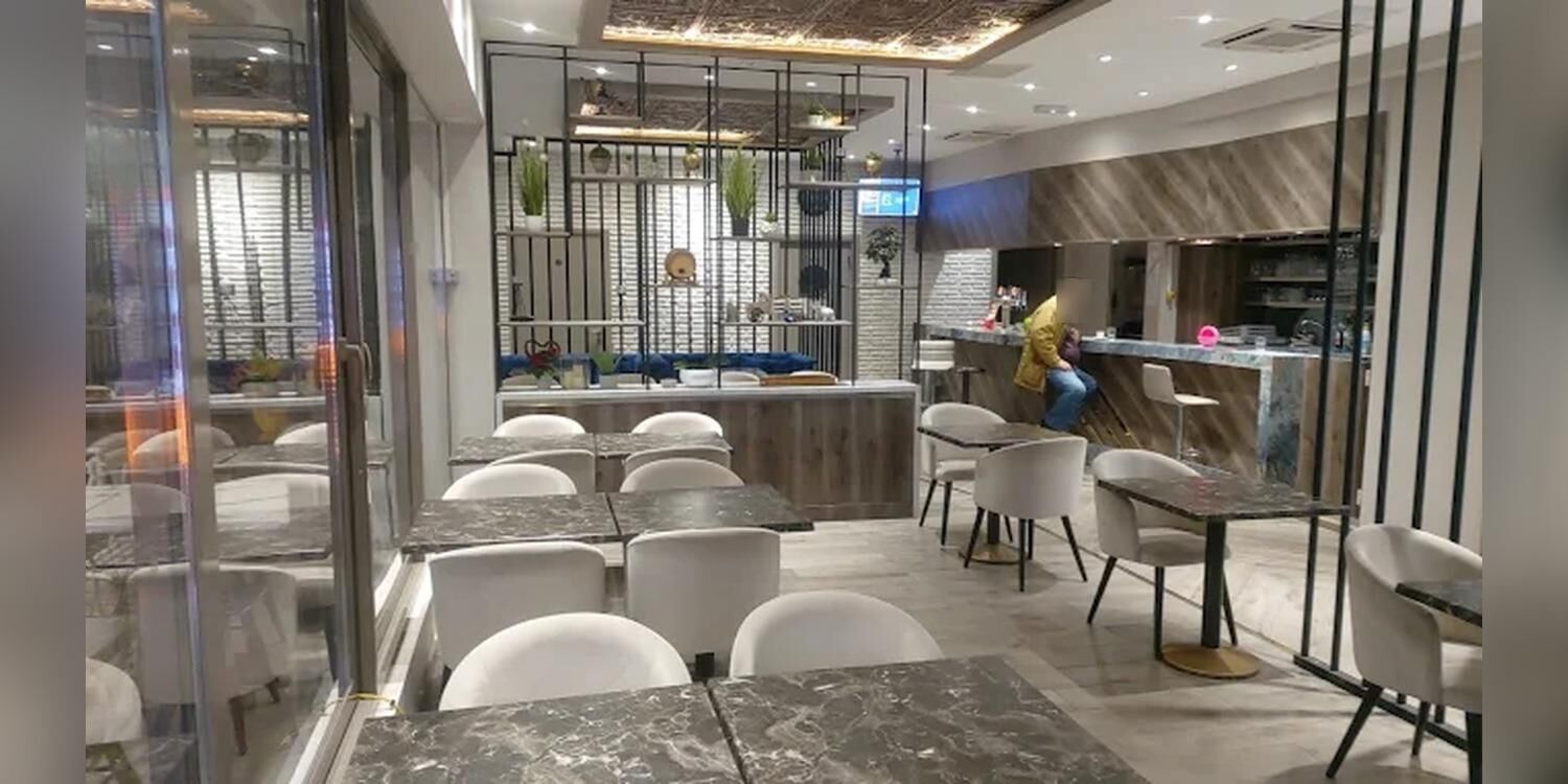 AM, bar